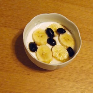 美的に　バナナと黒豆の蜂蜜ヨーグルト